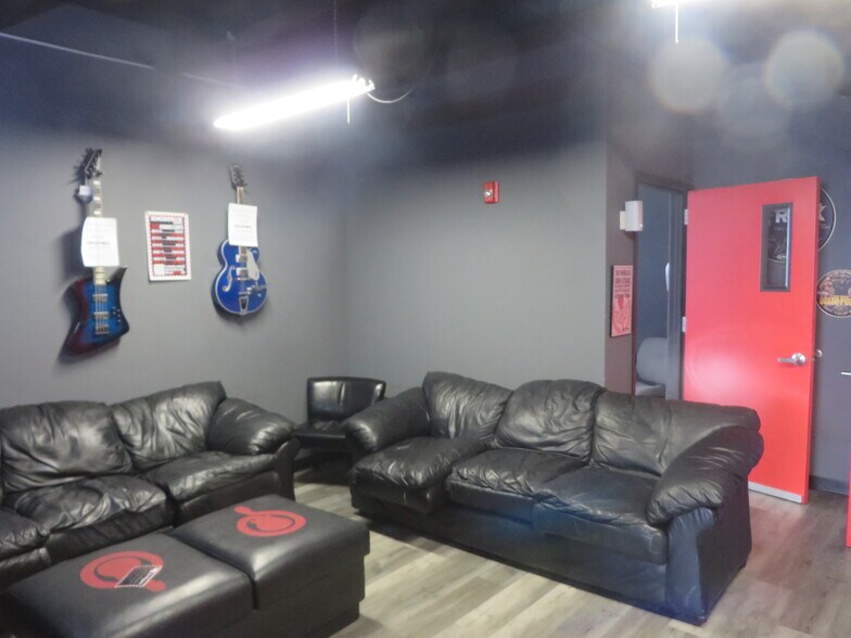 More Photos Of 1 W Main St, Somerville Freestanding For Lease