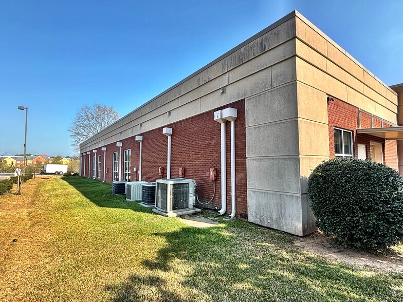 More Photos Of 6400 Peake Rd, Macon-Bibb Office For Sale