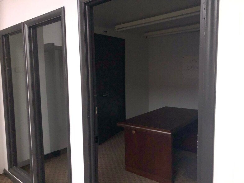 More Photos Of 131-135 N 1st St, Pulaski Medical For Lease