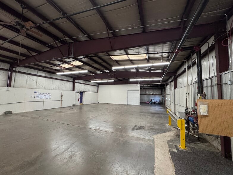 More Photos Of 378 Sundown Rd, South Elgin Warehouse For Lease