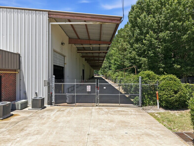 More Photos Of 1526 S Brightleaf Blvd, Smithfield Warehouse For Lease