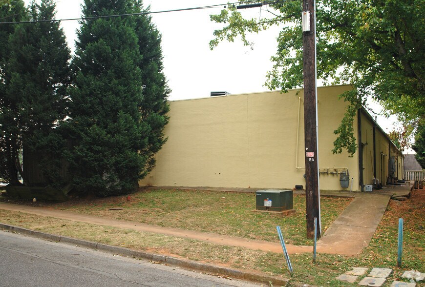 More Photos Of 48 King St, Roswell Freestanding For Lease