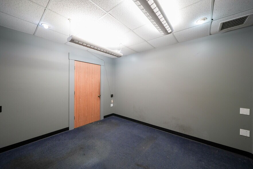 More Photos Of 1555-1557 SE Crystal Lake Dr, Corvallis Warehouse For Lease