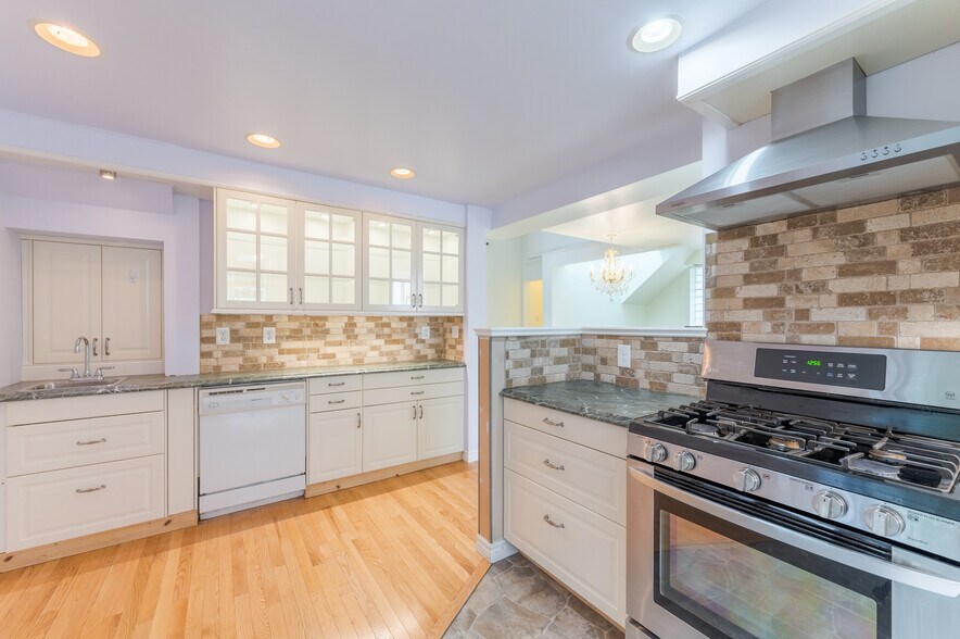 More Photos Of 131 King St E, Cobourg Multifamily For Sale