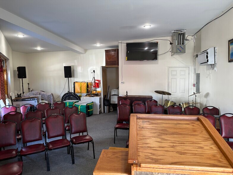 More Photos Of 1952 Eastern Pky, Brooklyn Flex For Sale