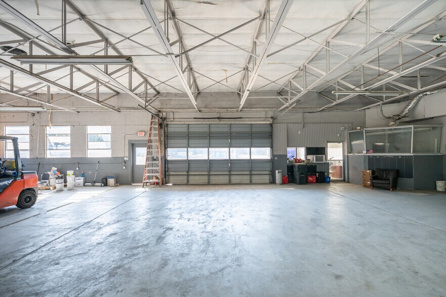 More Photos Of 3261 Philips Hwy, Jacksonville Warehouse For Lease