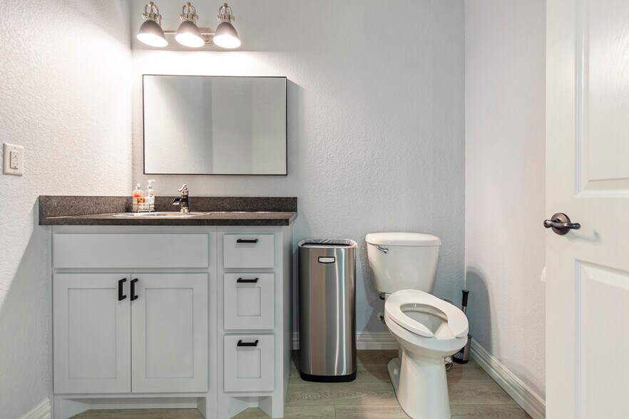 More Photos Of 7633 Bellaire Dr S, Fort Worth Medical For Sale