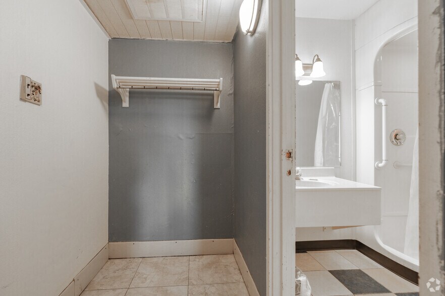 More Photos Of 2016 Old Us-31, Jeffersonville Hotel For Sale