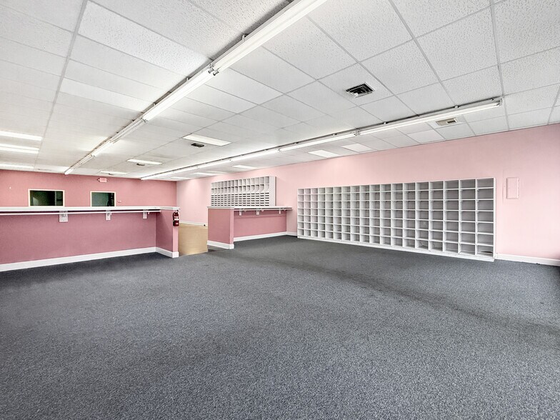 More Photos Of 200-240 McFarland Blvd, Northport General Retail For Lease