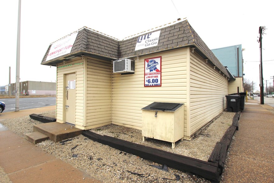 More Photos Of 1916-1920 S Christopher Columbus Blvd, Philadelphia Bar For Sale