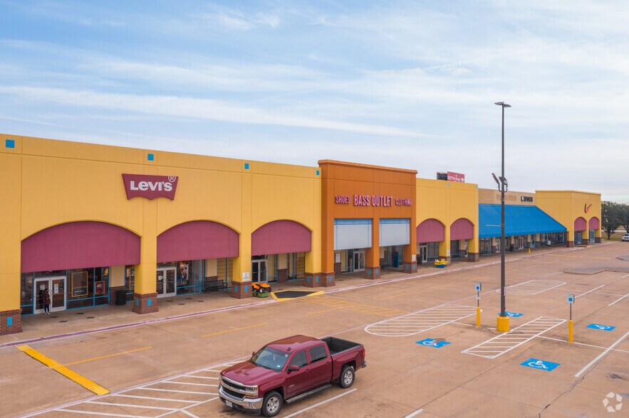 More Photos Of 301 Tanger Dr, Terrell Unknown For Lease