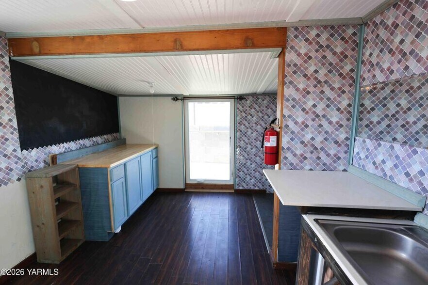 More Photos Of 2107 E Mead Ave, Yakima Manufacturing For Sale