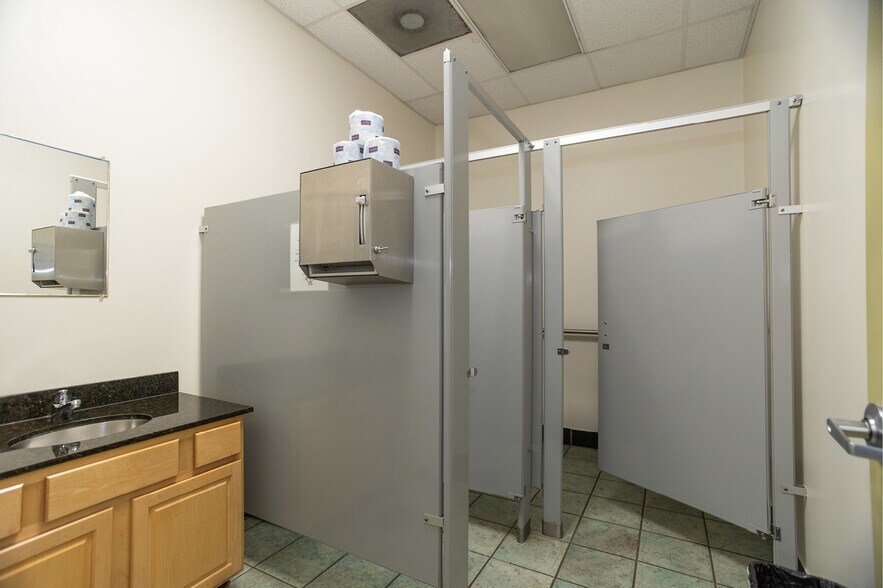 More Photos Of 248 N Leavitt St, Chicago Loft Creative Space For Lease