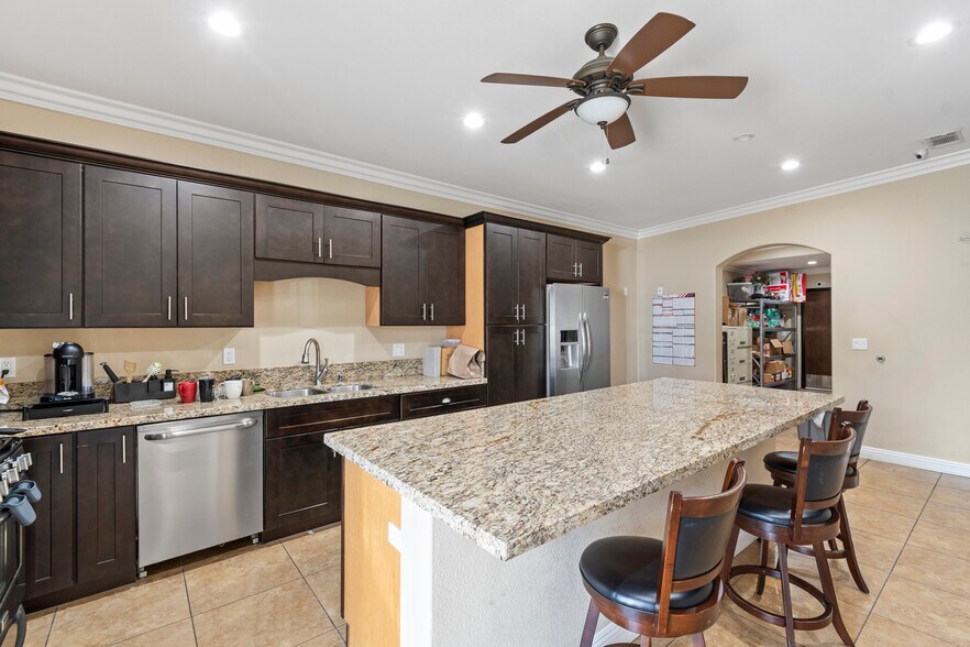 More Photos Of 19700 Temescal Canyon Rd, Corona Freestanding For Lease