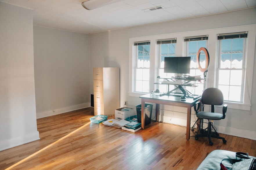 More Photos Of 355 N College Ave, Fayetteville Office For Sale