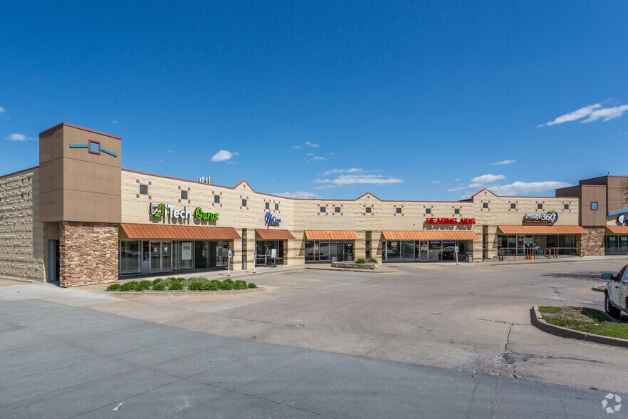 More Photos Of 8401-8475 Hickman Rd, Urbandale Storefront For Lease