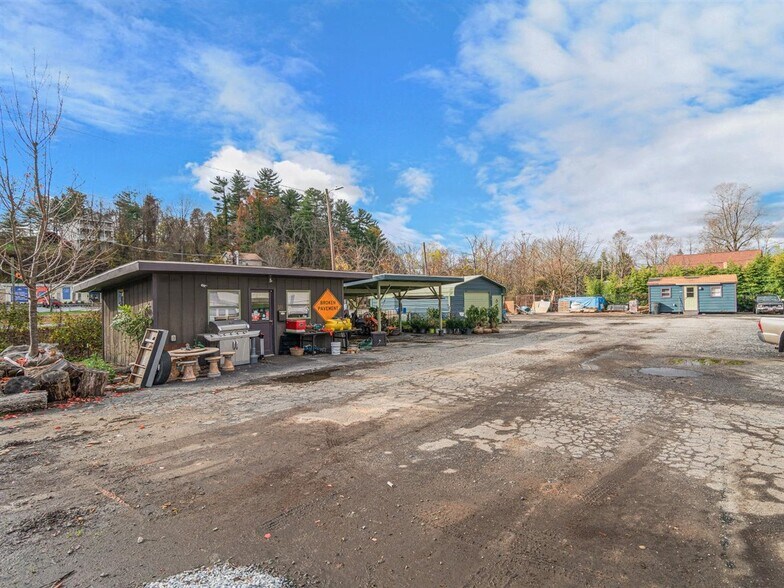 More Photos Of 307-321 S Washington St, Hendersonville Land For Lease