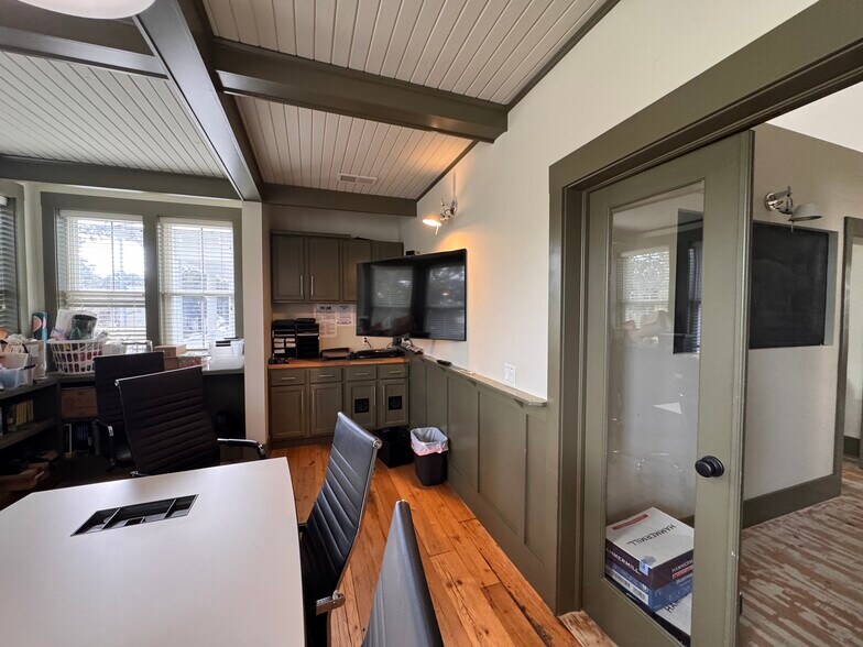 More Photos Of 14 Palmetto Way, Bluffton Office For Sale