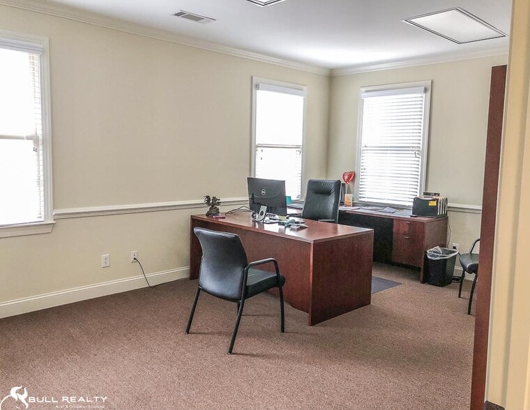 More Photos Of 1905 Woodstock Rd, Roswell Office For Lease