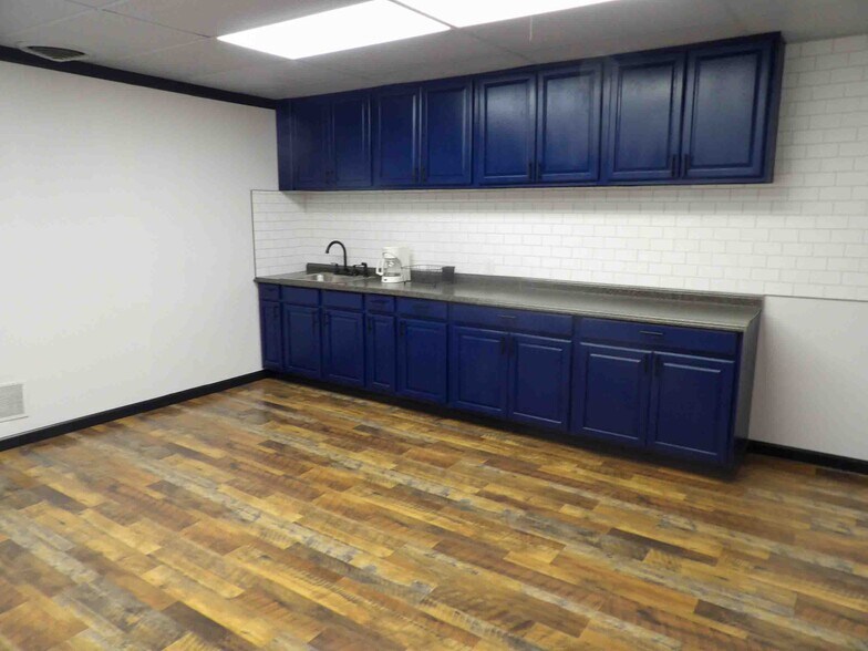 More Photos Of 400 E Jack Choate Ave, Hennessey Office For Sale