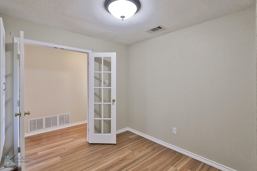 More Photos Of 2810 S 27th St, Abilene Office For Sale