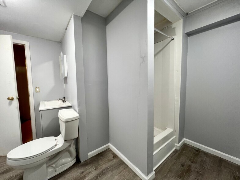 More Photos Of 444 North Ave, Hilton Restaurant For Lease