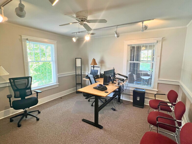 More Photos Of 232 S Batavia Ave, Batavia Office For Sale