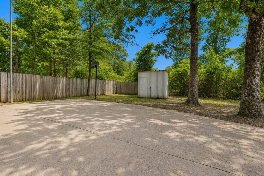 More Photos Of 11003 Willis Waukegan Rd, Conroe Light Distribution For Sale