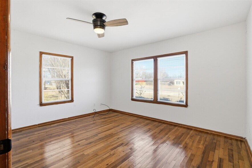 More Photos Of 321 W Highway 199, Springtown Office For Sale