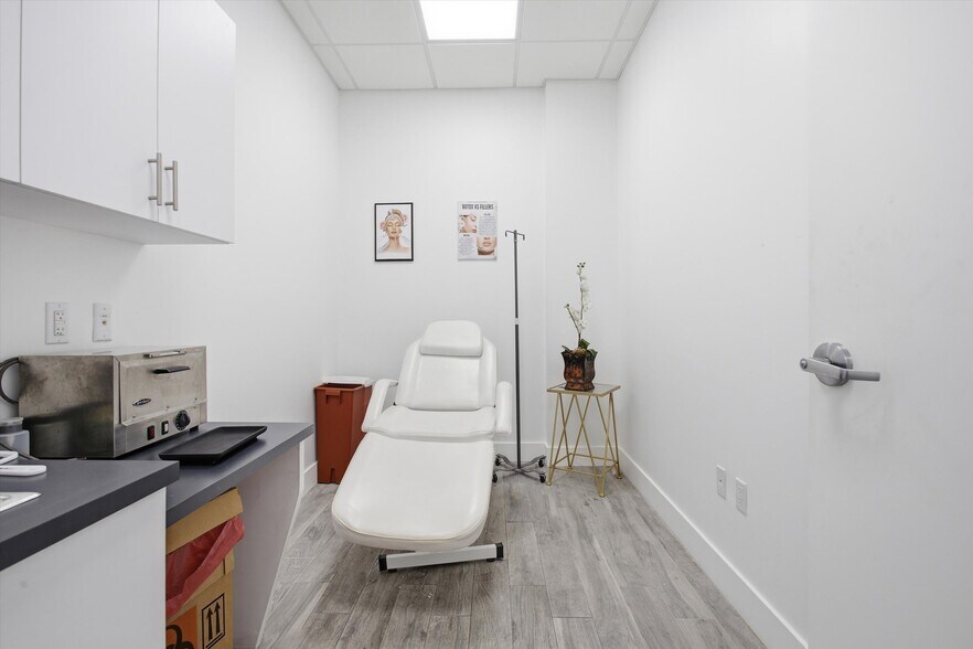 More Photos Of 10450 NW 33rd St, Doral Office For Sale