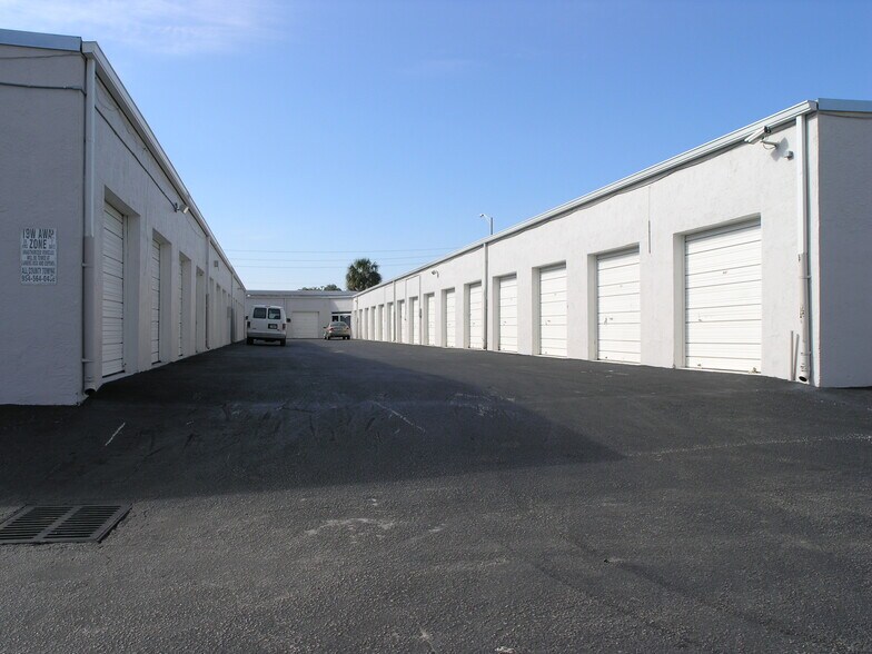 More Photos Of 4500-4560 N Dixie Hwy, Oakland Park Light Manufacturing For Lease