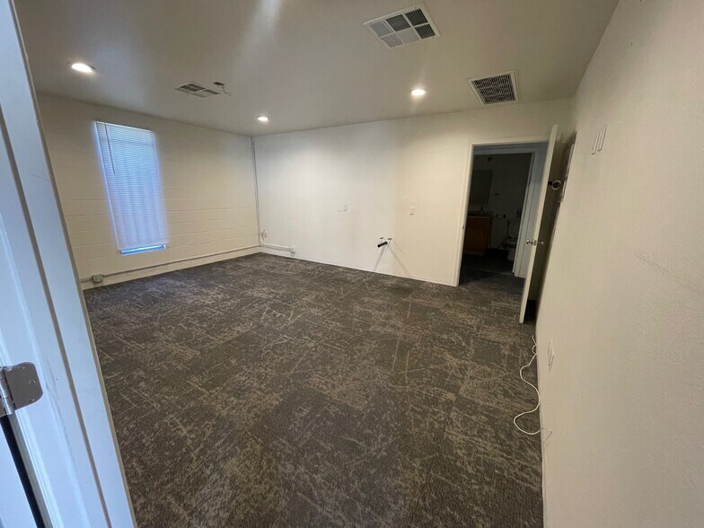 More Photos Of 20620-20622 Superior St, Chatsworth Warehouse For Lease