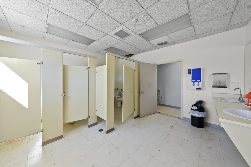 More Photos Of 1400 W Bay Dr, Largo General Retail For Sale