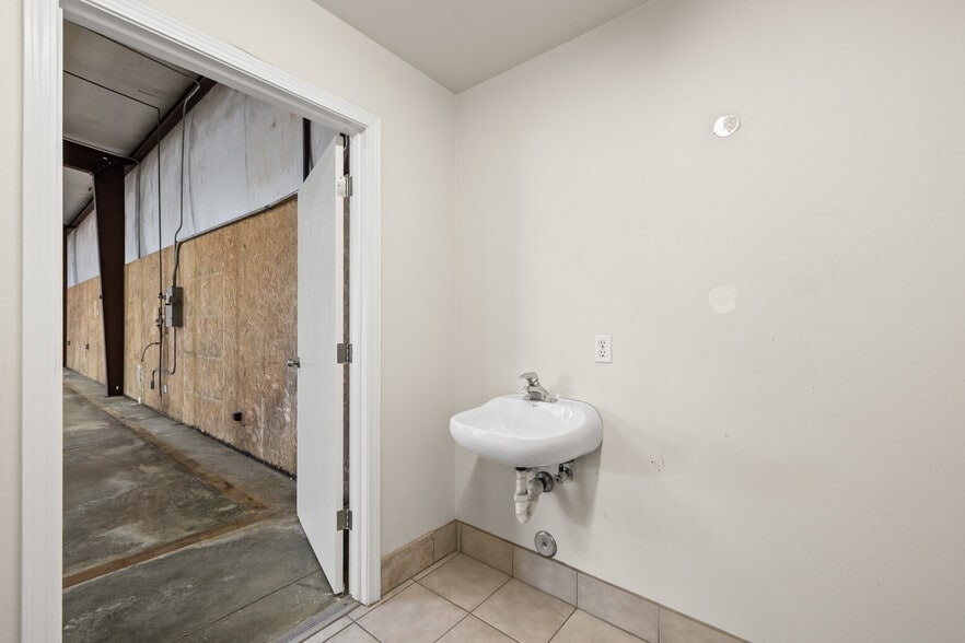 More Photos Of 138 Coremark Ct, Bakersfield Service For Lease