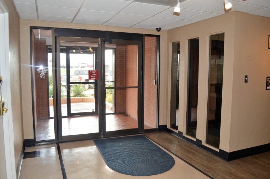 More Photos Of 6125 Airport Fwy, Haltom City Office For Lease