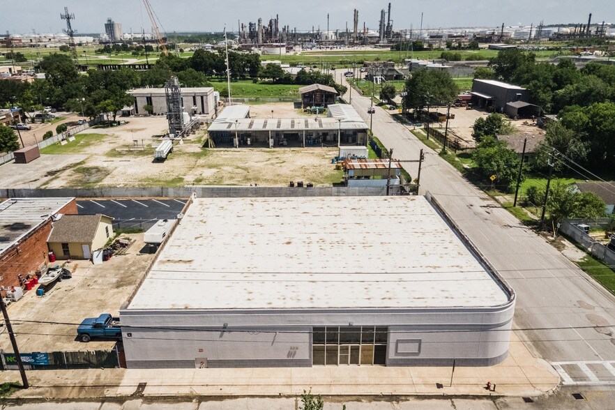 More Photos Of 213 Shaw Ave, Pasadena Industrial For Lease