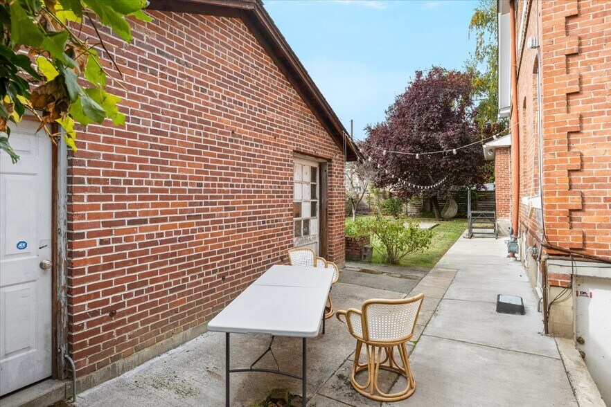 More Photos Of 139 SW I St, Grants Pass Specialty For Sale