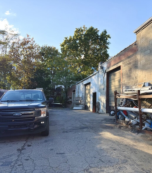 More Photos Of 87-95 Searing Ave, Mineola Warehouse For Sale