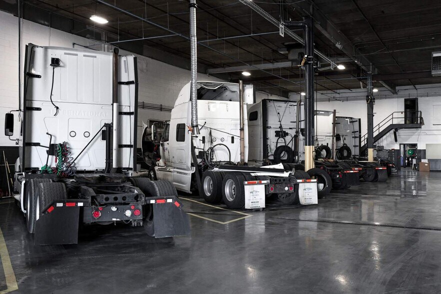 More Photos Of 6363 W 73rd St, Bedford Park Manufacturing For Lease