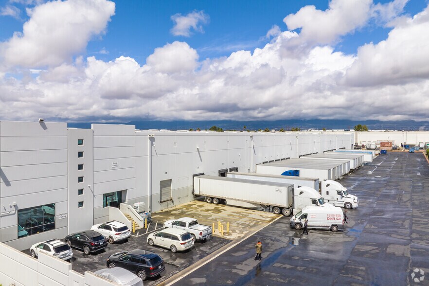 More Photos Of 740 Vintage Ave, Ontario Warehouse For Lease