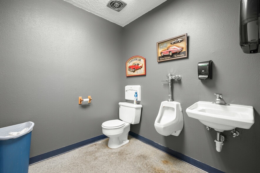 More Photos Of 3521 Franklin Blvd, Eugene Auto Dealership For Sale