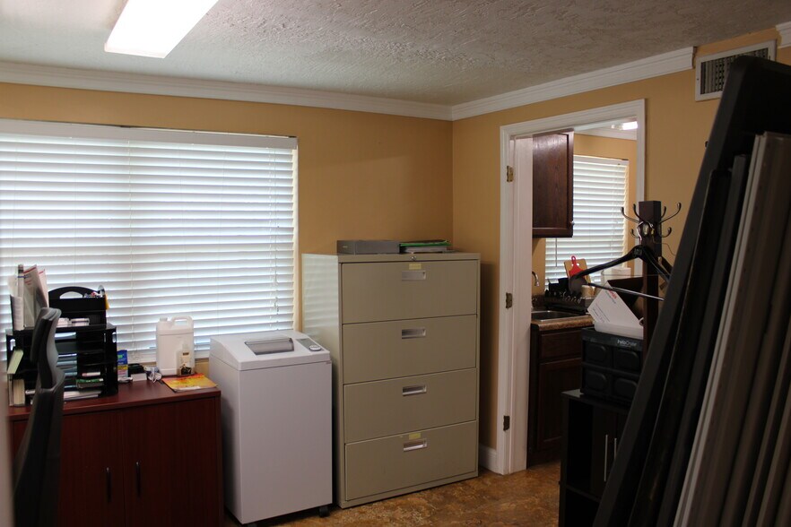 More Photos Of 1505 Lakeview Rd, Clearwater Office For Lease