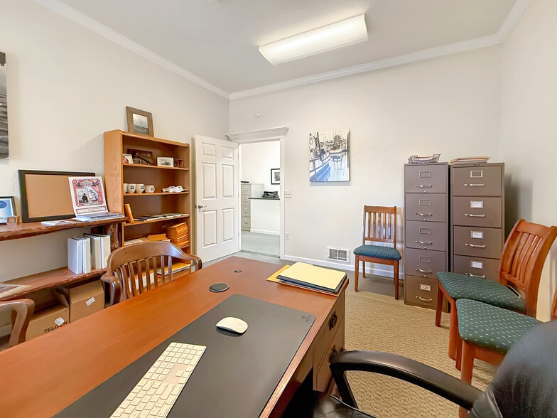 More Photos Of 624 Fleet St, Brookings Office For Sale