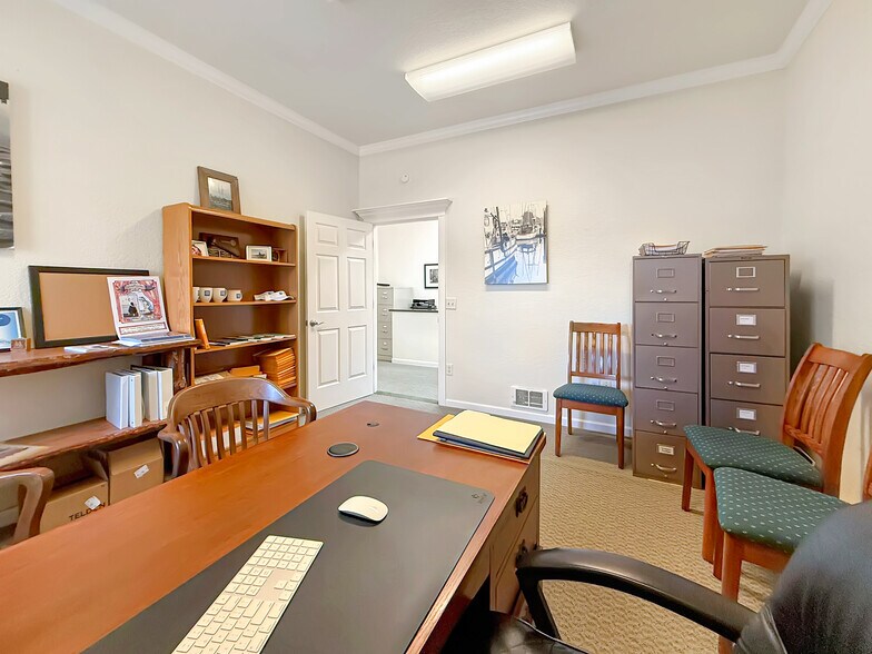 More Photos Of 624 Fleet St, Brookings Office For Sale