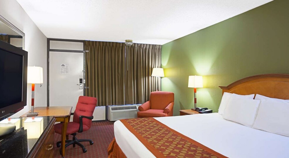 More Photos Of 1620 N University Ave, Lafayette Hotel For Sale