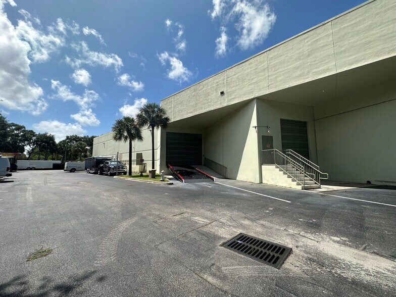 More Photos Of 1200 S Rogers Cir, Boca Raton Warehouse For Lease
