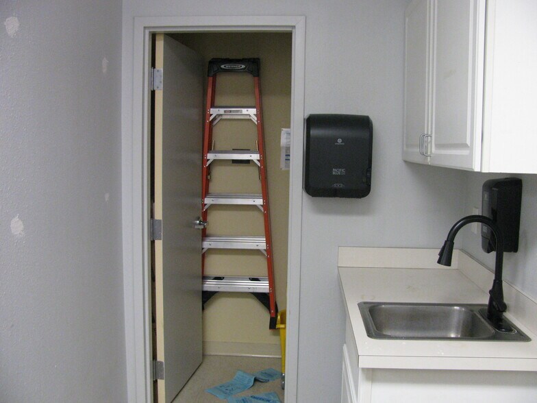 More Photos Of 1211-1217 NW Sheridan Rd, Lawton Unknown For Lease