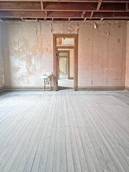 More Photos Of 200 S 3rd St, Leesville Hospitality For Sale