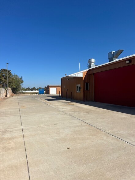 More Photos Of 10811 NE 23rd St, Spencer Restaurant For Lease