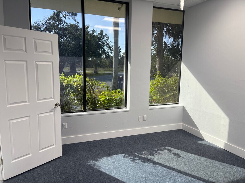 More Photos Of 3120-3131 E Riverside Dr, Fort Myers Flex For Sale